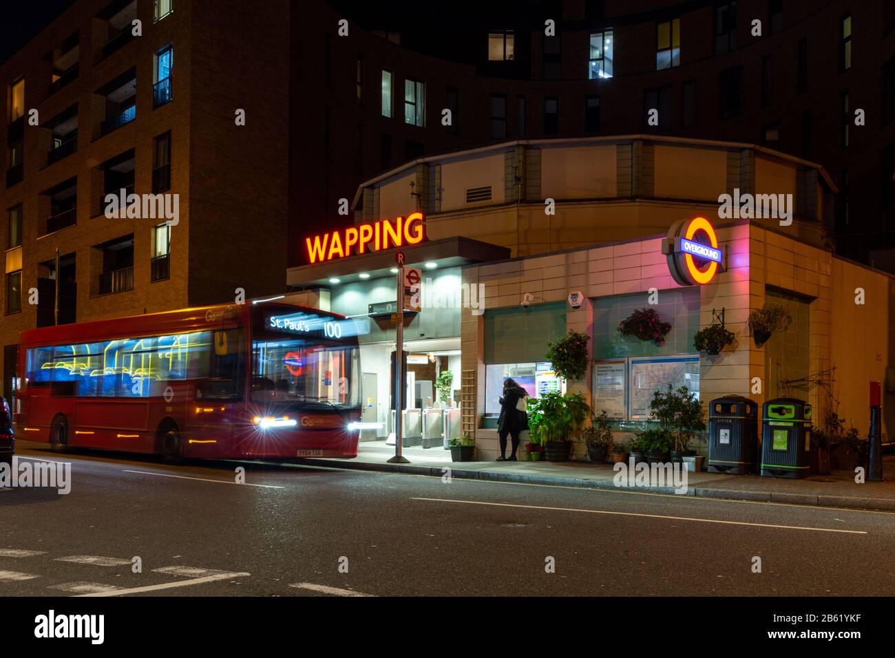Londra, Inghilterra, Regno Unito - 17 gennaio 2020: Un autobus si allontana da una fermata fuori Wapping Station sul Wapping High Street nell'East End di Londra. Foto Stock