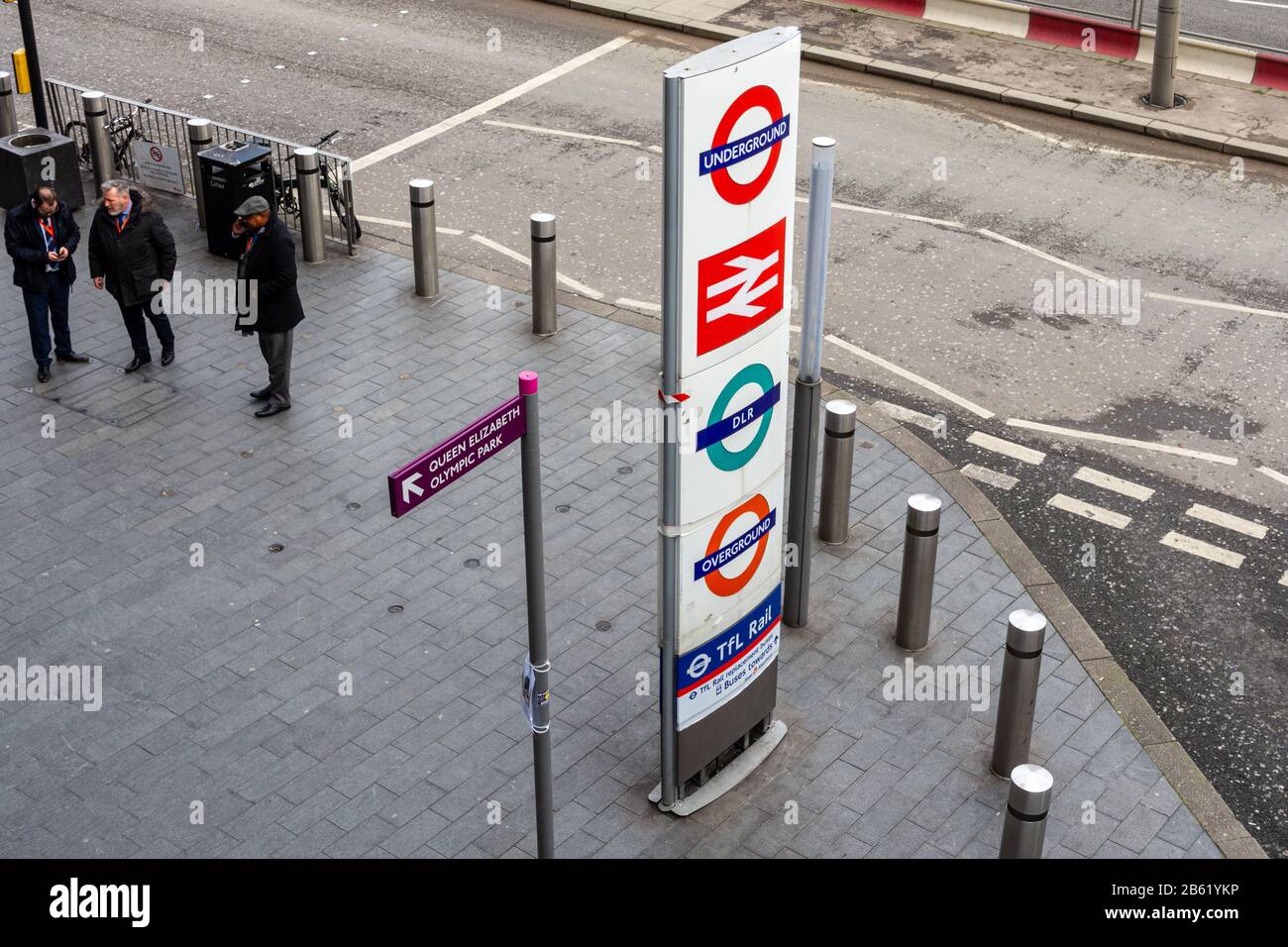 Londra, Inghilterra, Regno Unito - 17 gennaio 2020: Un cartello totem su una strada al di fuori della stazione di Stratford ha evitato il trasporto per Londra e la ferrovia nazionale di circa 6 Foto Stock