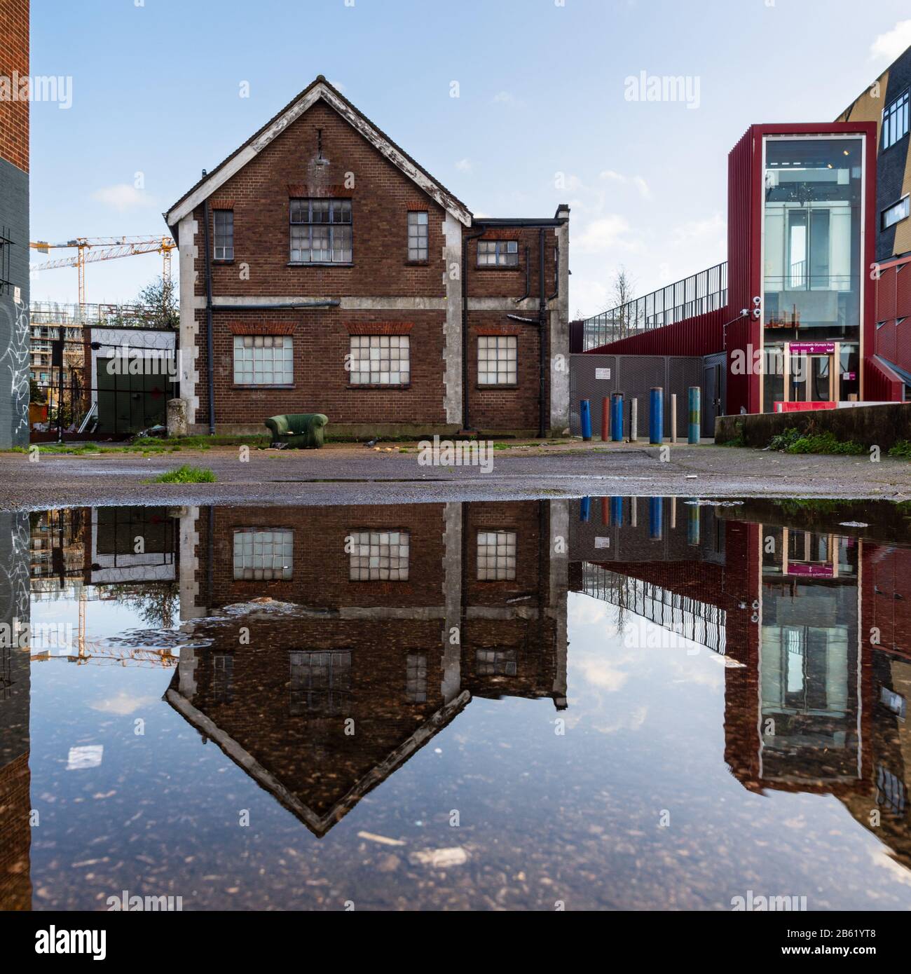 Londra, Inghilterra, Regno Unito - 17 gennaio 2020: Una poltrona con volata si trova all'esterno di edifici industriali disutilizzati nel rigenerante quartiere di Hackney Wick Foto Stock