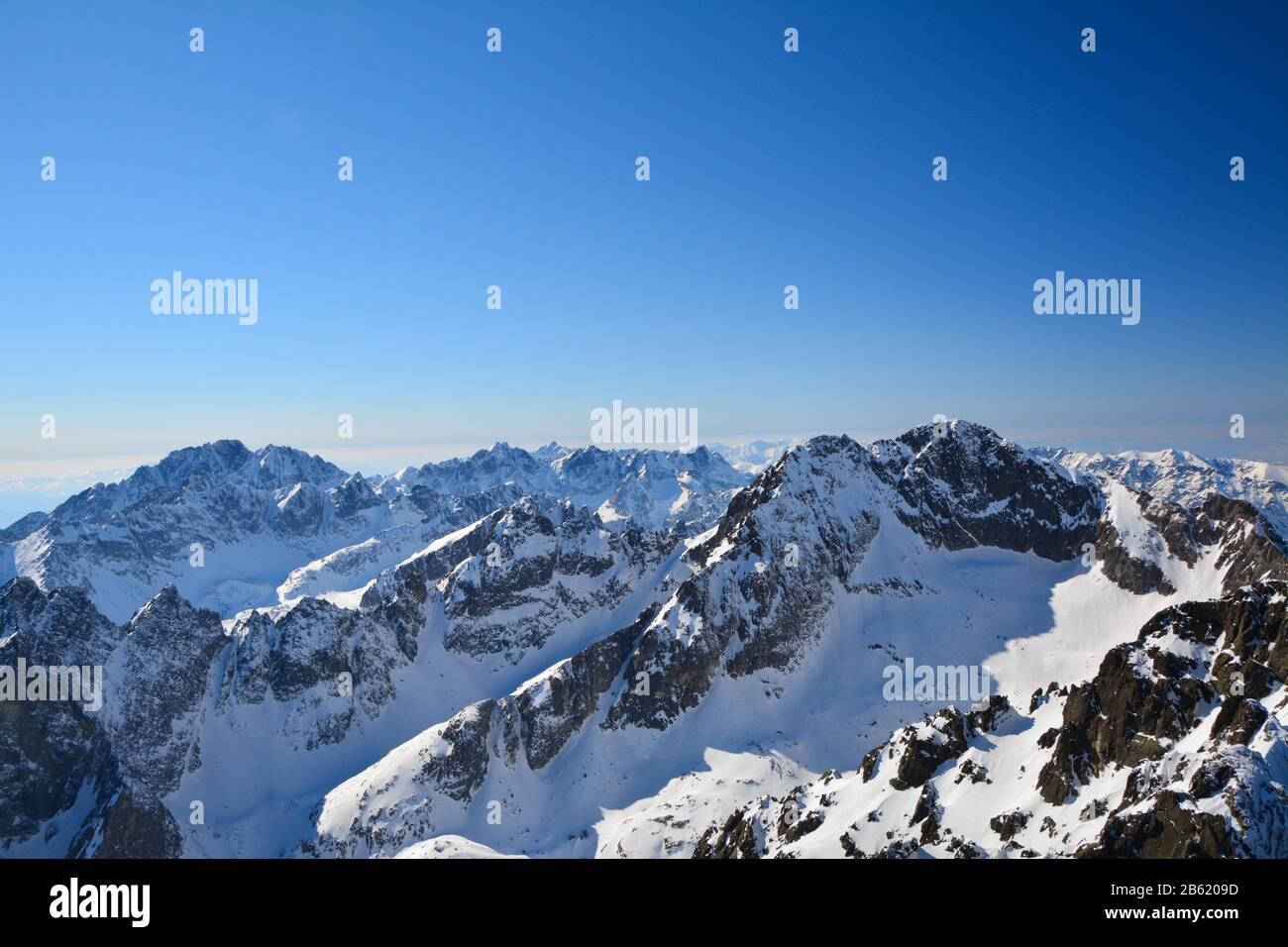 HighTatra montagne in inverno. Vista dal picco Lomnicky Foto Stock