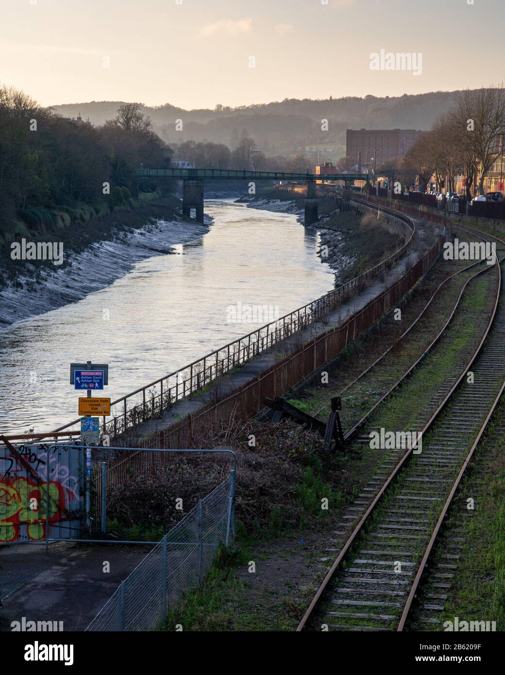 Bristol, Inghilterra, Regno Unito - 29 dicembre 2019: Il fiume Avon scorre attraverso la marea New Cut a Ashton Gate a Bristol. Foto Stock