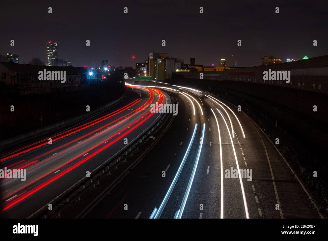 Londra, Inghilterra, Regno Unito - 12 dicembre 2019: I sentieri leggeri del traffico in rapido movimento scorrono lungo l'autostrada East Cross Route nell'East End di Londra. Foto Stock