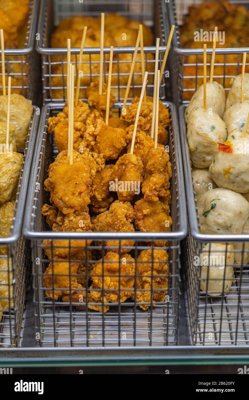 Assortimento di pepite e spiedini di palla di pesce al mercato Foto Stock