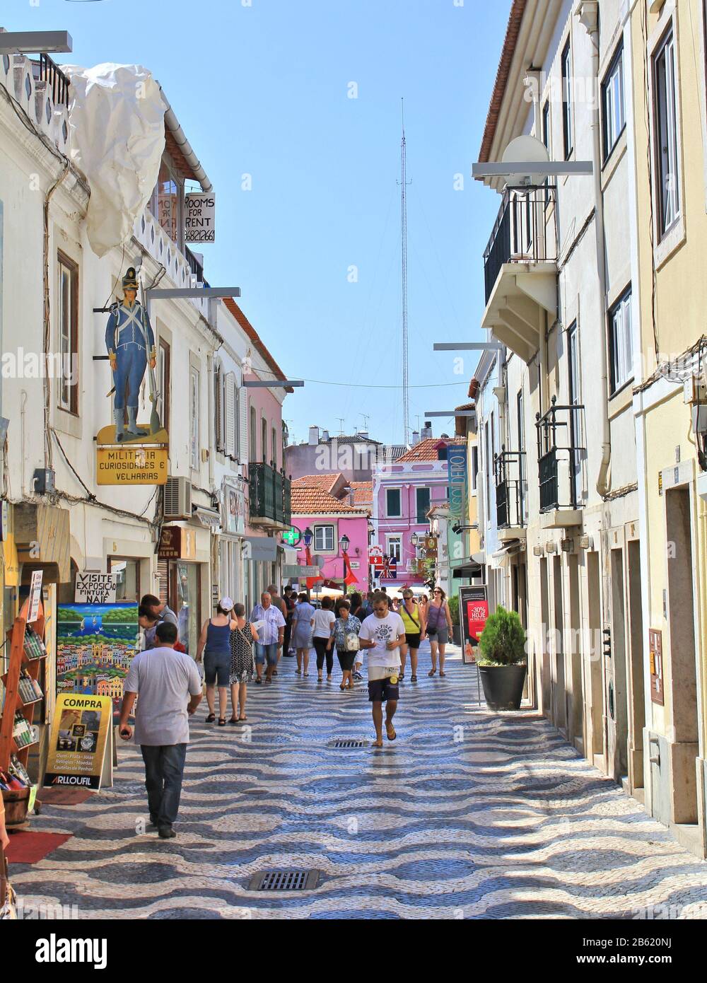 Cascais, PORTOGALLO - 13 SETTEMBRE 2013 : Persone a piedi sulla strada della città vecchia. Cascais è popolare destinazione turistica vicino alla città di Lisbona Foto Stock