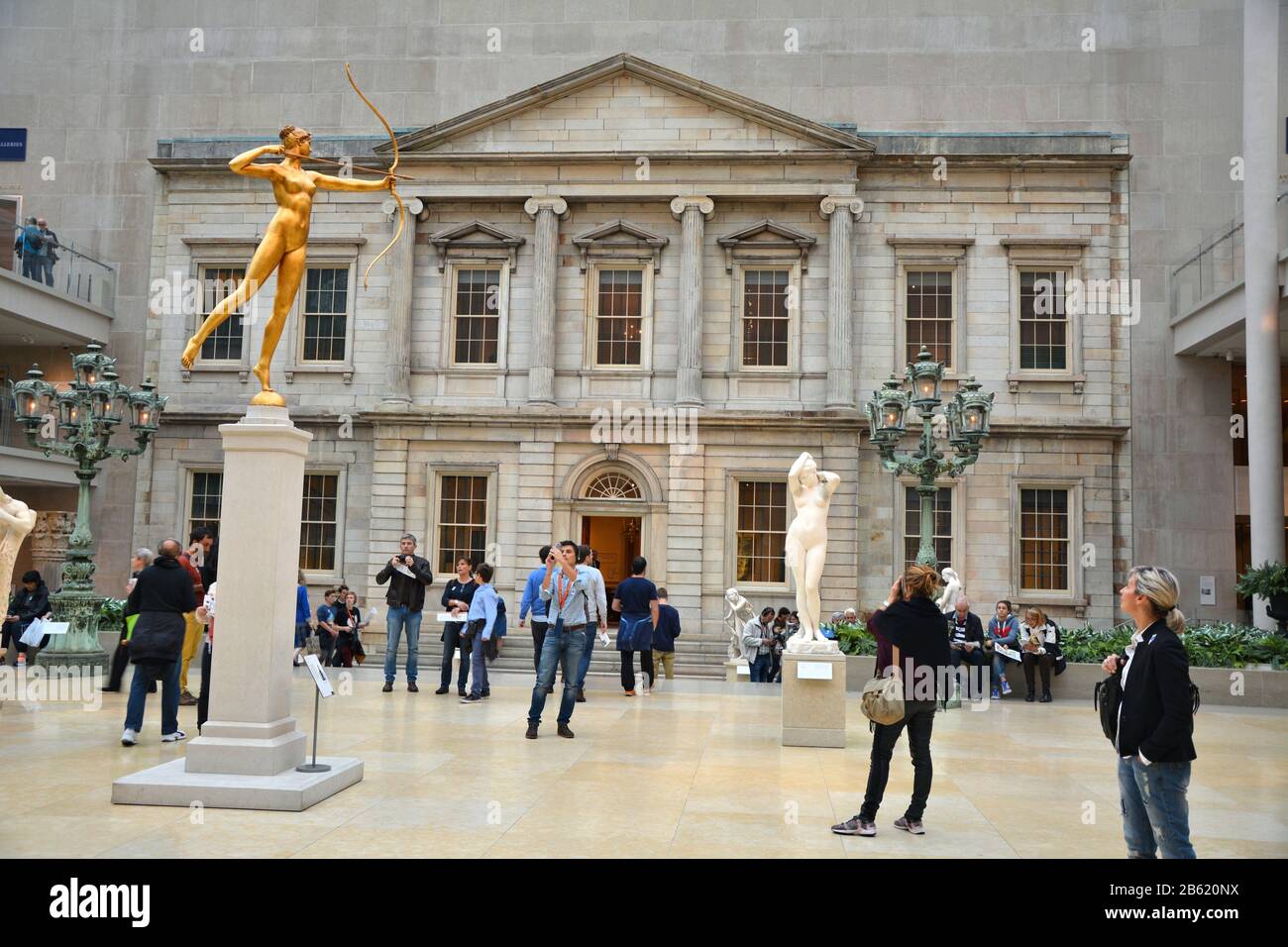 New YORK CITY - 22 OTTOBRE 2014: People Visit Metropolitan Museum of Art Sculpture of Diana inthe Charles Engelhard Court in American Wing Foto Stock
