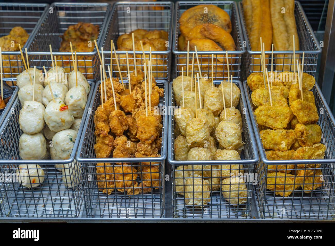 Gustosi spiedini di palla di pesce fritto presso lo stallo alimentare di  Hong Kong Foto stock - Alamy
