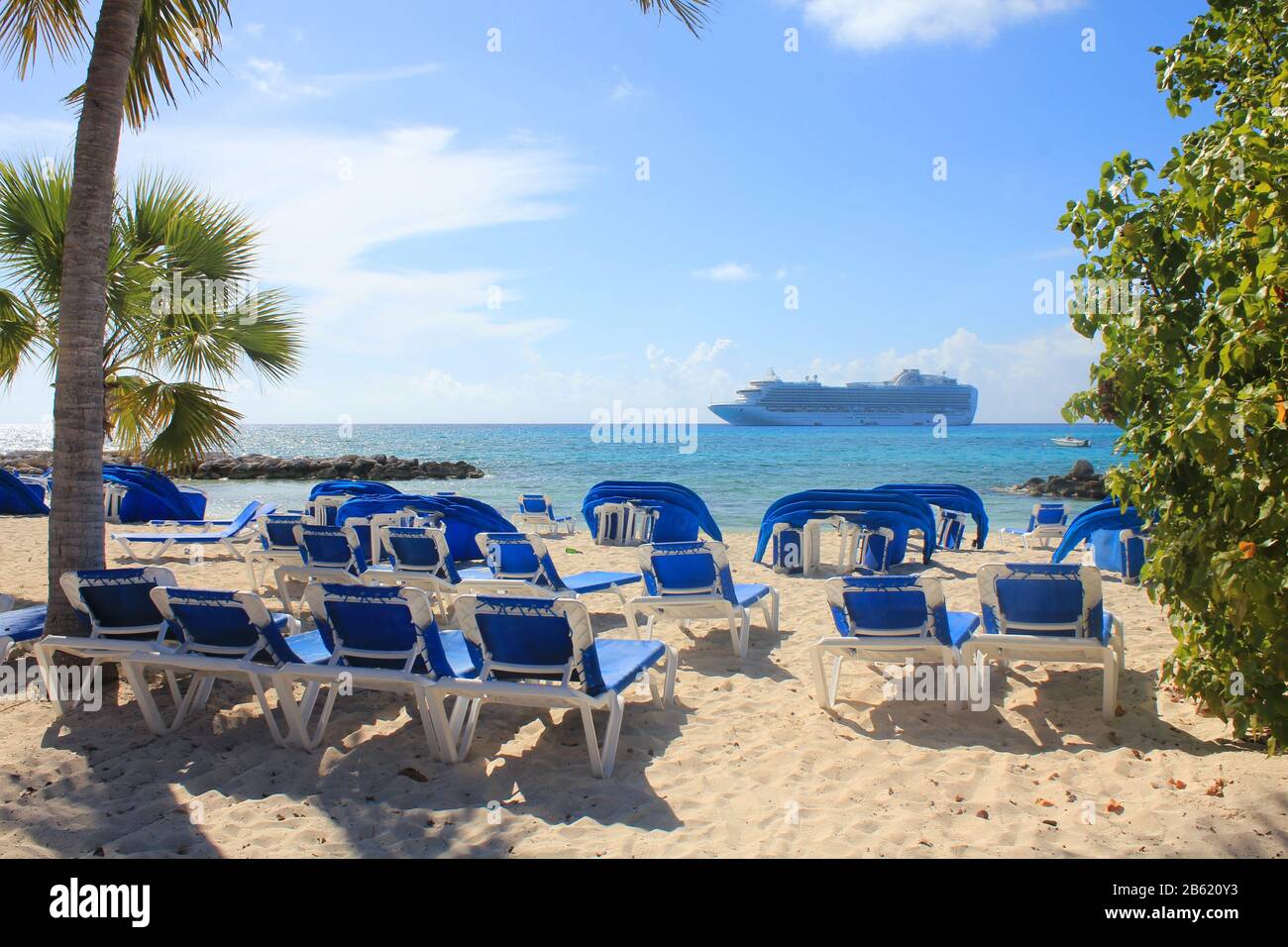 Eleuthera, BAHAMAS - 9 FEBBRAIO 2014 : Vista dalla spiaggia di Princess Cays sulla nave Crown Princess ancorata al mare. Princess Cays è un resort privato Di Pri Foto Stock