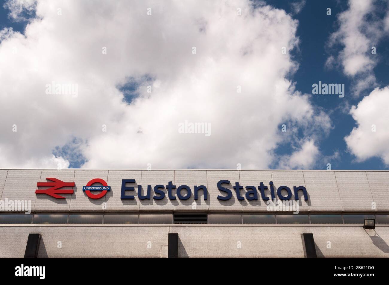 Londra, Inghilterra, Regno Unito - 6 luglio 2011: Un grande segno che incorpora un logo British Rail dual Arrows e London Underground roundel annuncia Euston Station Foto Stock