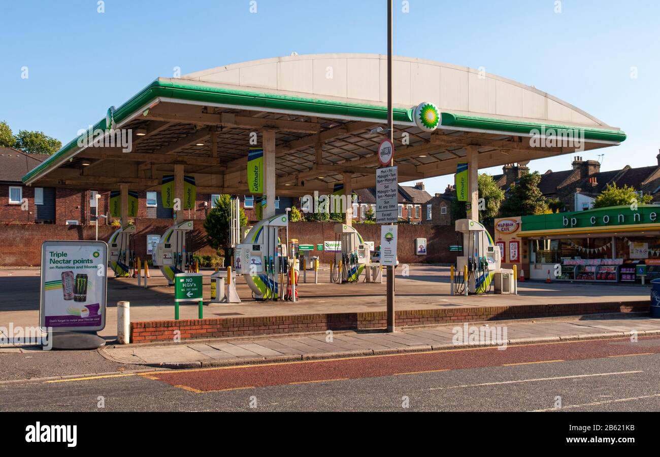 Londra, Inghilterra, Regno Unito - 31 luglio 2010: Un cartello su una stazione di benzina BP a Woolwich, Londra sud-orientale, annuncia che è stata chiusa in una protesta Foto Stock