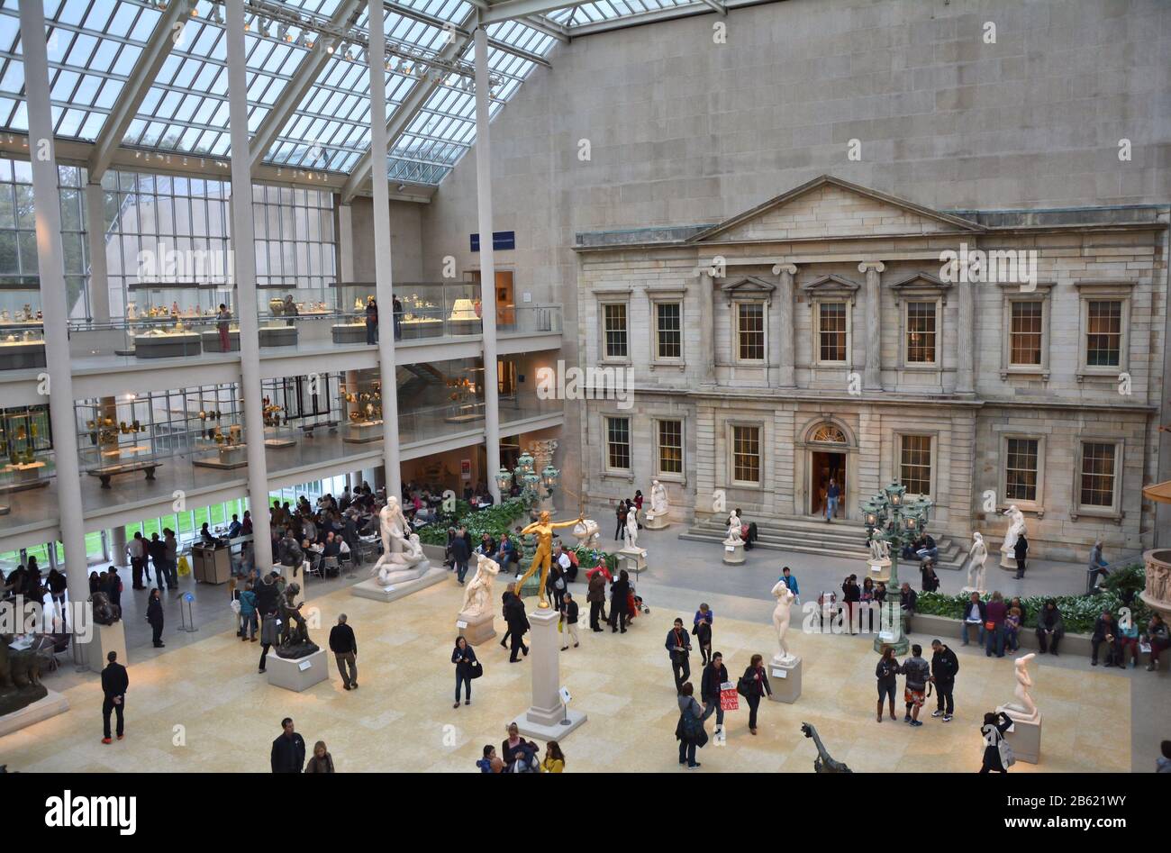 New YORK CITY - 22 OTTOBRE 2014: People Visit Metropolitan Museum of Art.The Charles Engelhard Court in American Wing Foto Stock