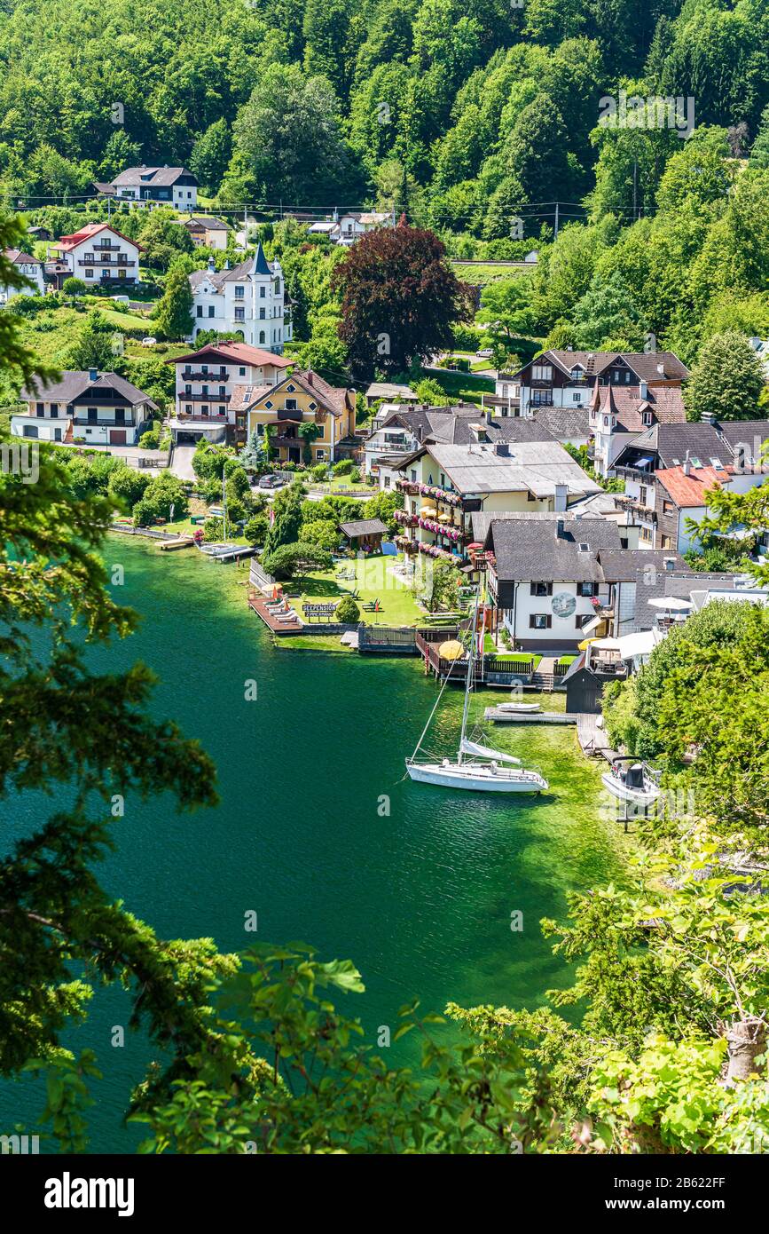 Traunkirchen, AUSTRIA - 24 LUGLIO 2019: Veduta del villaggio di Traunkirchen sul Traunsee a Salzkammergut, Austria Foto Stock