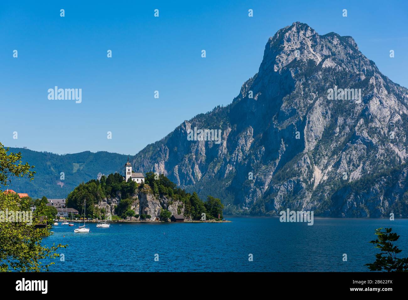 Vista sul villaggio di Traunkirchen sul Traunsee a Salzkammergut, Austria Foto Stock