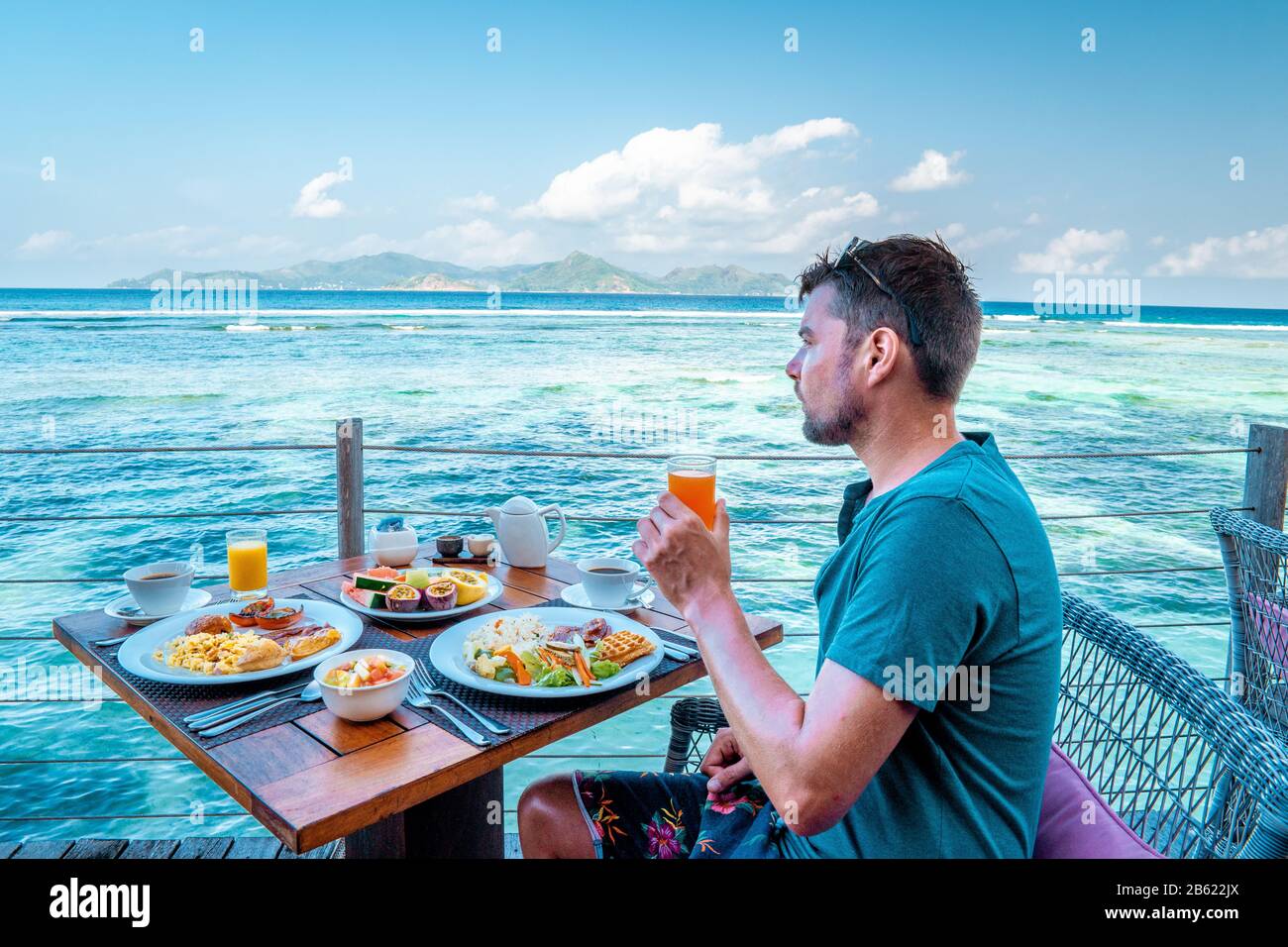 Colazione sulla spiaggia a bordo piscina con vista sull'oceano di la Digeu Seychelles Foto Stock