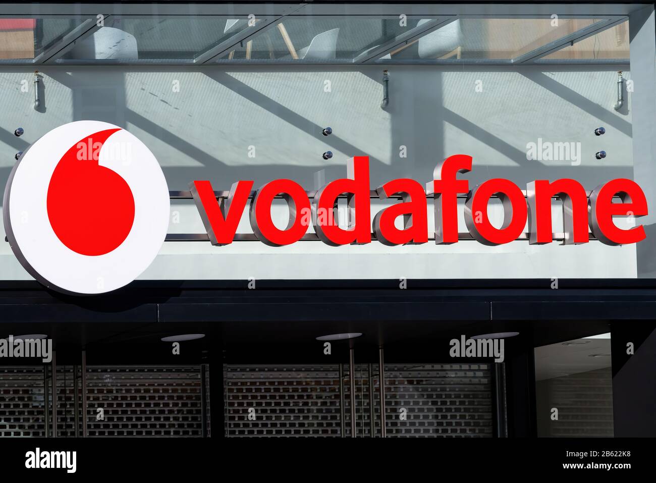 Francoforte, Germania, 01/03/2020: Logo Vodafone. Vodafone Group è una società di telecomunicazioni britannica con sede a Londra e con la sua registrazione o Foto Stock