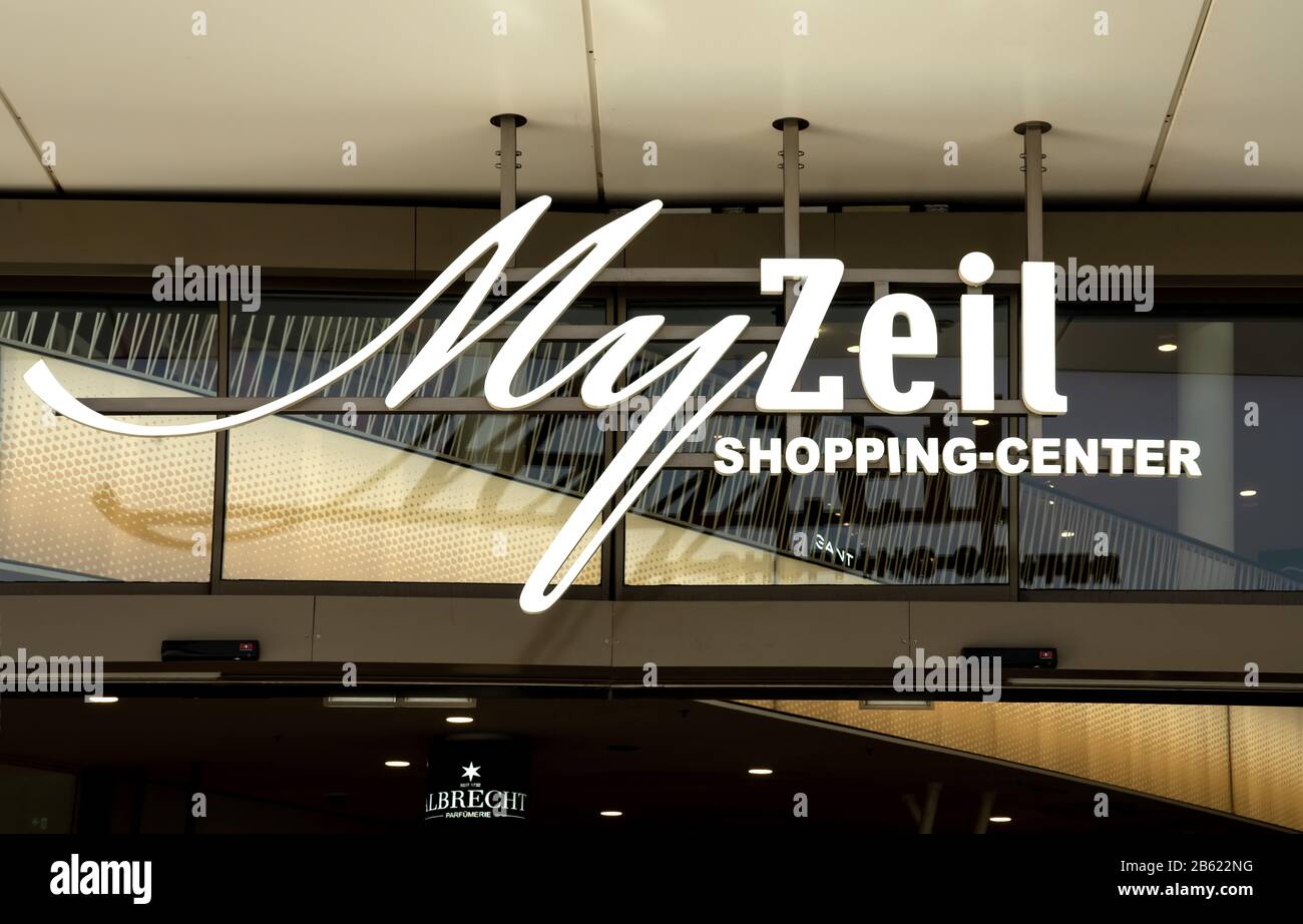Francoforte, Germania: 03/01/2020: MyZeil, un moderno centro commerciale nel centro di Francoforte, Progettato dall'architetto italiano Massimiliano Fuksas Foto Stock