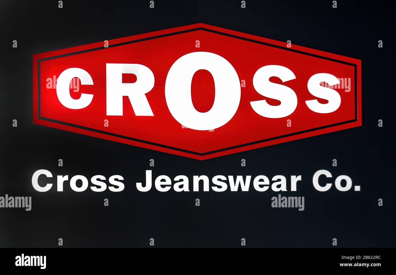 Stoccarda, Germania, 31/12/2019: Cross Jeans, industria tessile di Berlino. La società Cross Jeans agisce come un marchio di tendenza per pantaloni denim. Foto Stock