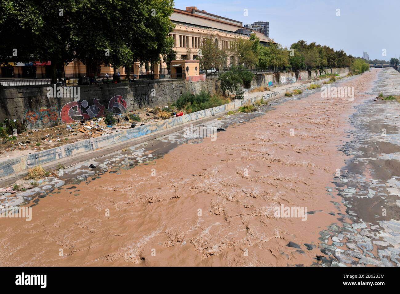 Il fiume Mapocho che scorre attraverso la Regione Metropolitana, Santiago City, Cile Foto Stock