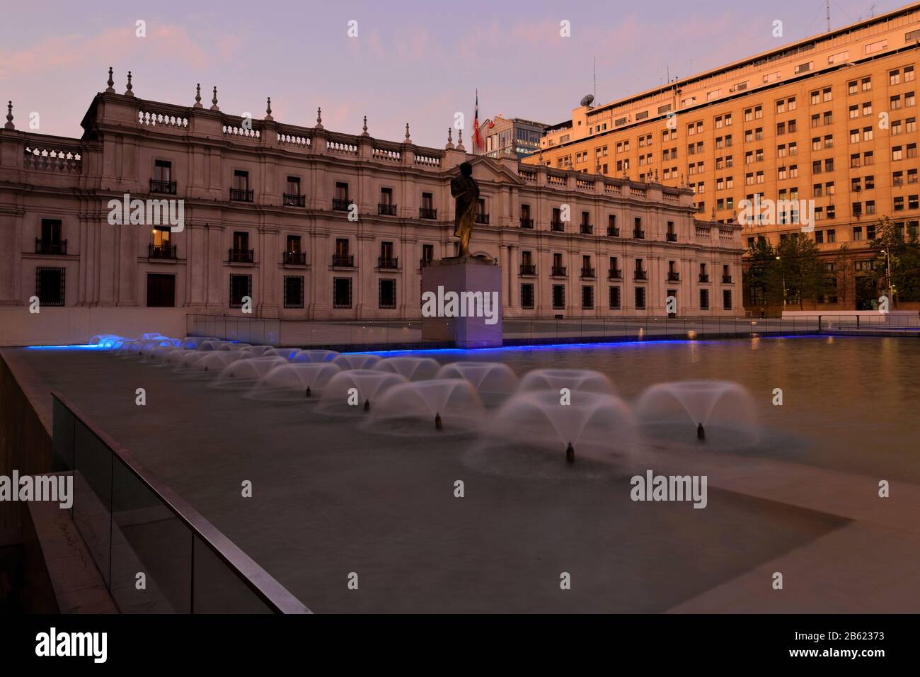 Il Palazzo Moneda Di Notte, Regione Metropolitana, Città Di Santiago, Cile Foto Stock