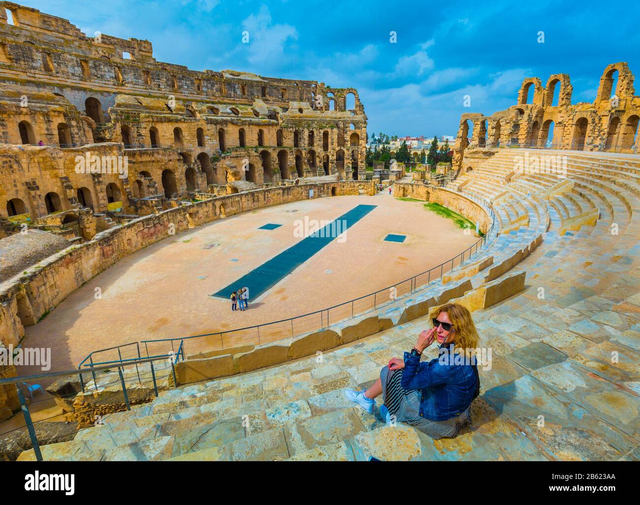 Donna turistica in un anfiteatro dell'Impero Romano. Foto Stock