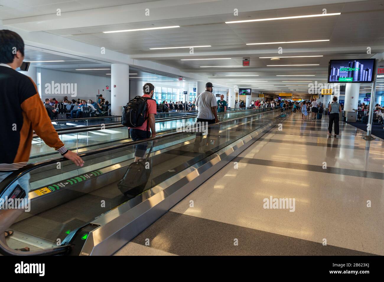 New York City, USA - 4 agosto 2018: Interni all'aeroporto internazionale John F. Kennedy (aeroporto JFK, JFK o Kennedy) con persone a piedi in Queens, Nebraska Foto Stock