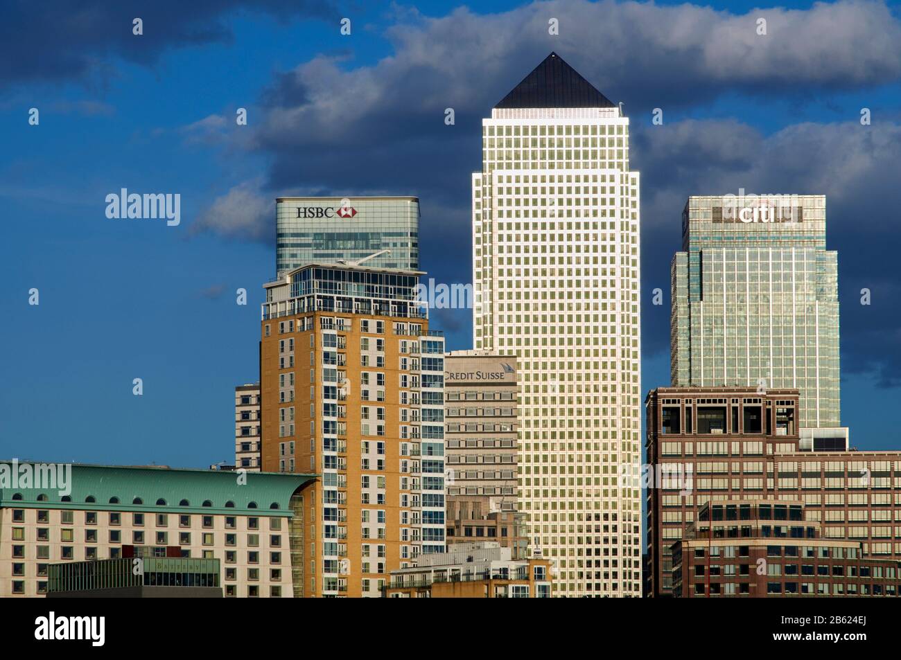 Edifici a Canary Wharf, Londra UK, con luce solare riflessa su One Canada Square Foto Stock