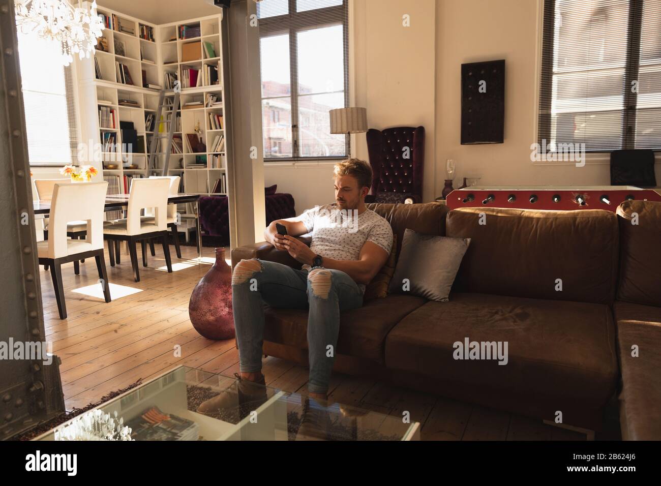 Uomo caucasico usando il suo telefono Foto Stock