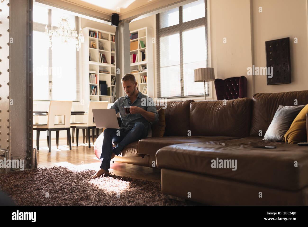 Uomo caucasico che lavora su un computer portatile Foto Stock