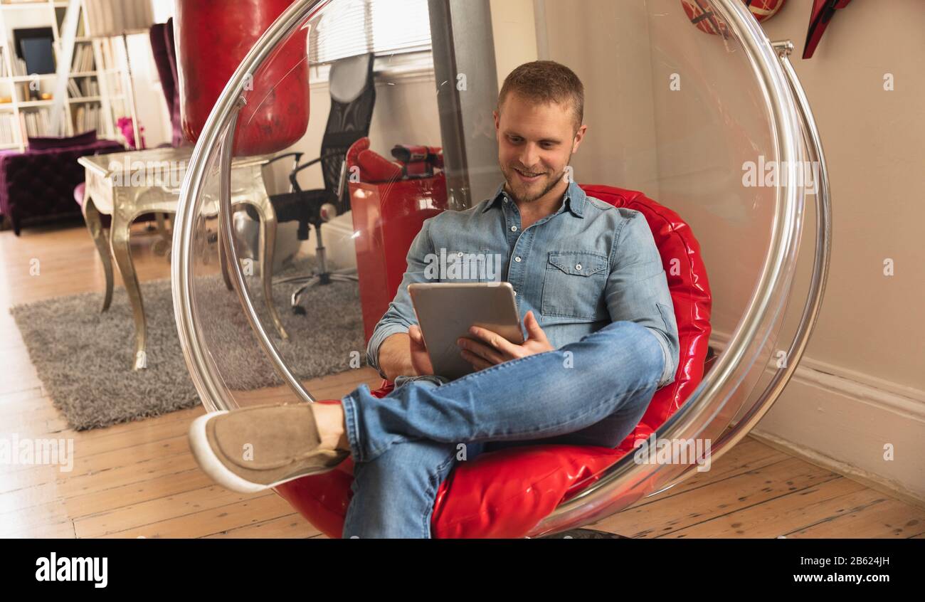 Uomo caucasico utilizzando tavoletta digitale Foto Stock