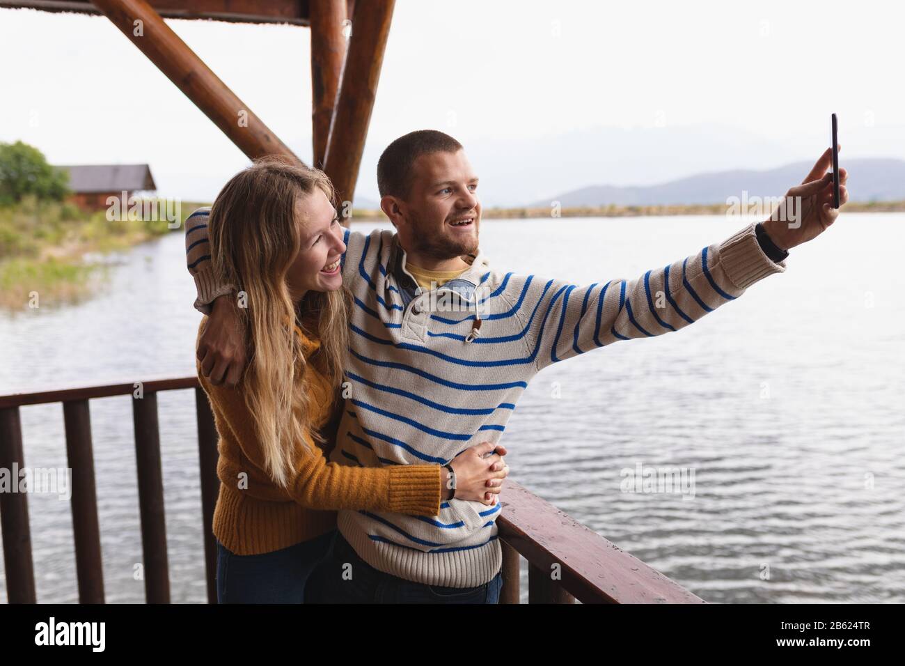 Coppia caucasica che prende un selfie Foto Stock