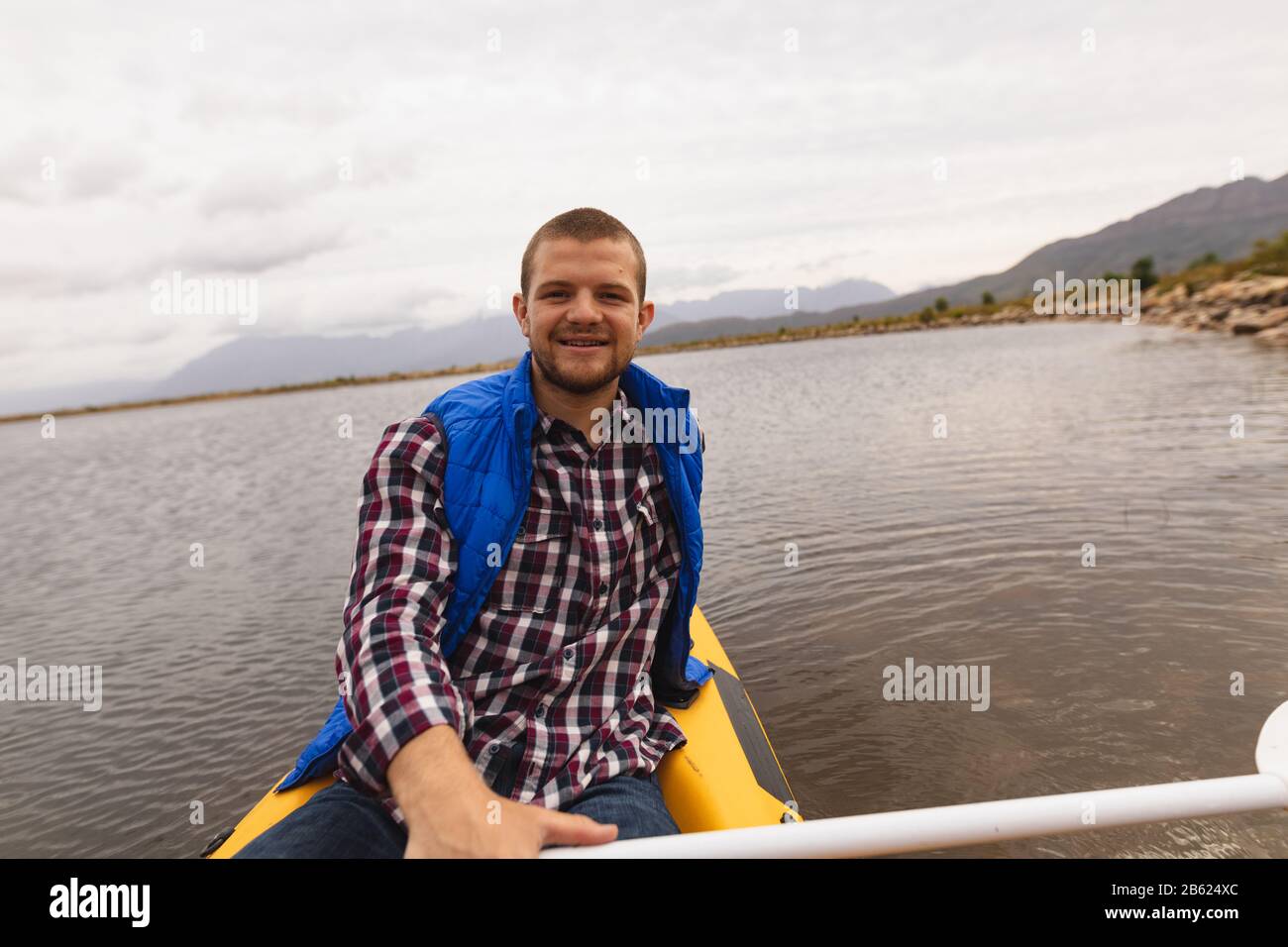 Uomo caucasico godendo il suo kayak Foto Stock