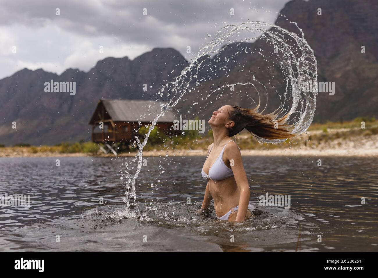 Donna caucasica che si spegne l'acqua Foto Stock