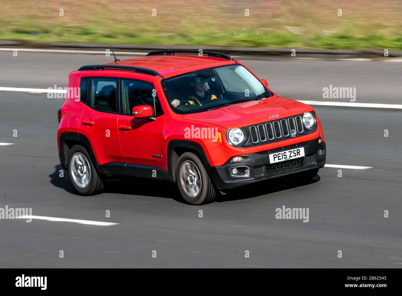 2015 RED Jeep Renegade Longitude M-Jet; traffico veicolare, trasporti, veicoli moderni, berline, veicoli su strade britanniche, motori, motori sull'autostrada M6 Foto Stock