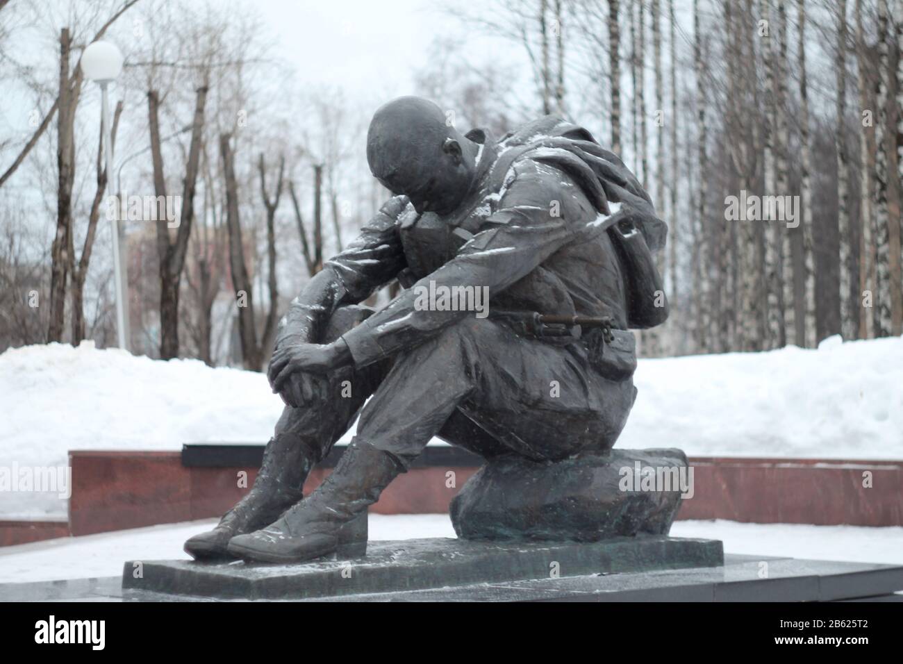 15 dicembre 2019, Russia, Syktyvkar. Monumento al guerriero addolorato dedicato ai soldati morti nei moderni conflitti militari della Russia. Sfondo invernale della città. Foto Stock