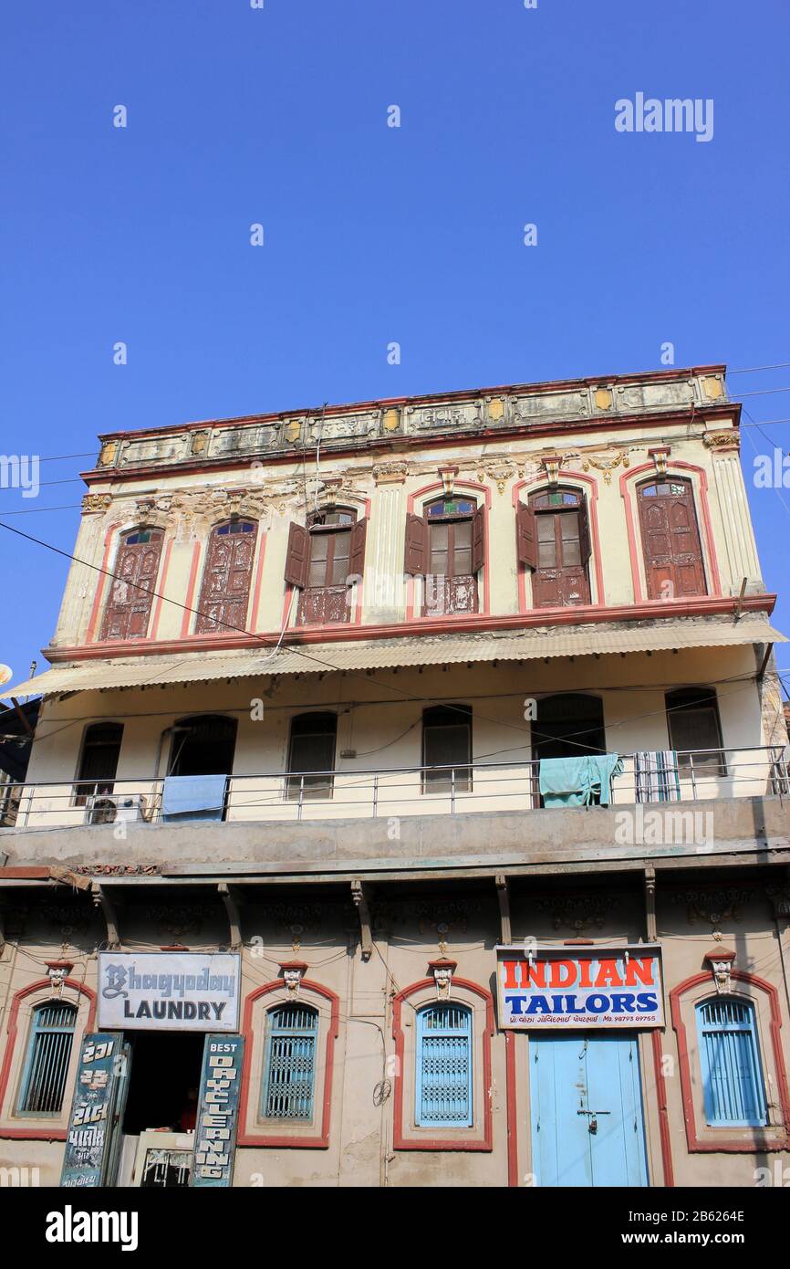 Lavanderia Indiana E Taillors In Edifici Coloniali Antichi, Jamnagar, Gujarat, India Foto Stock