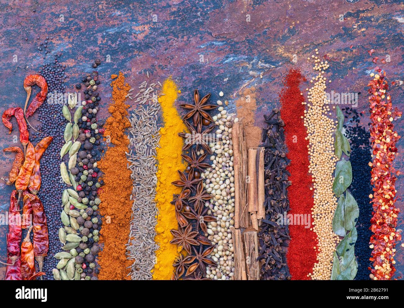 Linee di spezie Aromatiche su fondo di ardesia Foto Stock