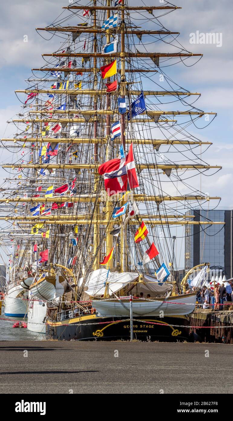 Esbjerg, Danimarca - 02 Agosto 2014: Molte navi con bandiere e nazionalità diverse. Le Tall Ships Si Regano nel porto di Esbjerg Foto Stock