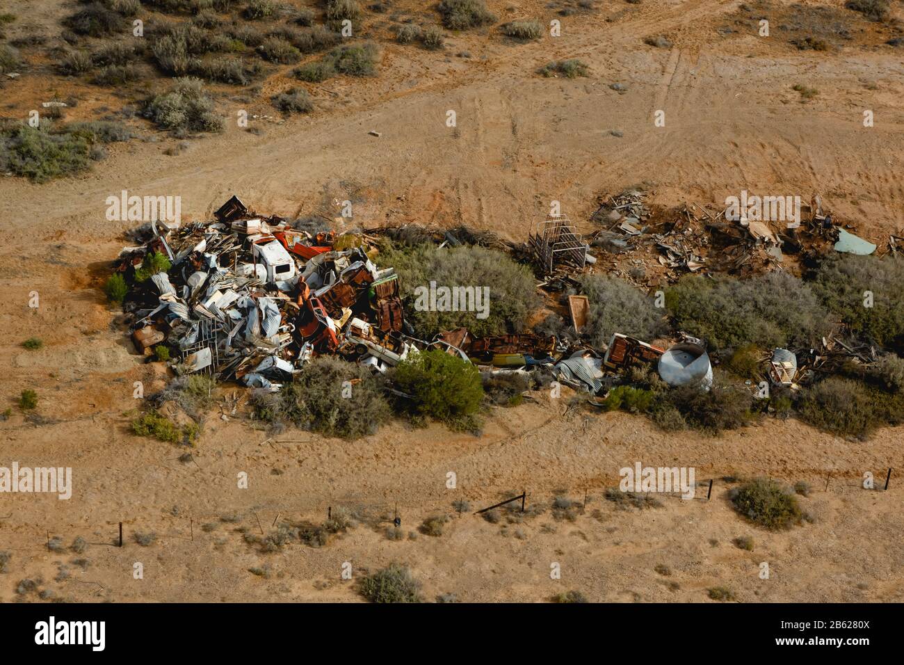 Relitto auto scrapmetal mucchio junkyard abbandonato in outback Australia Foto Stock