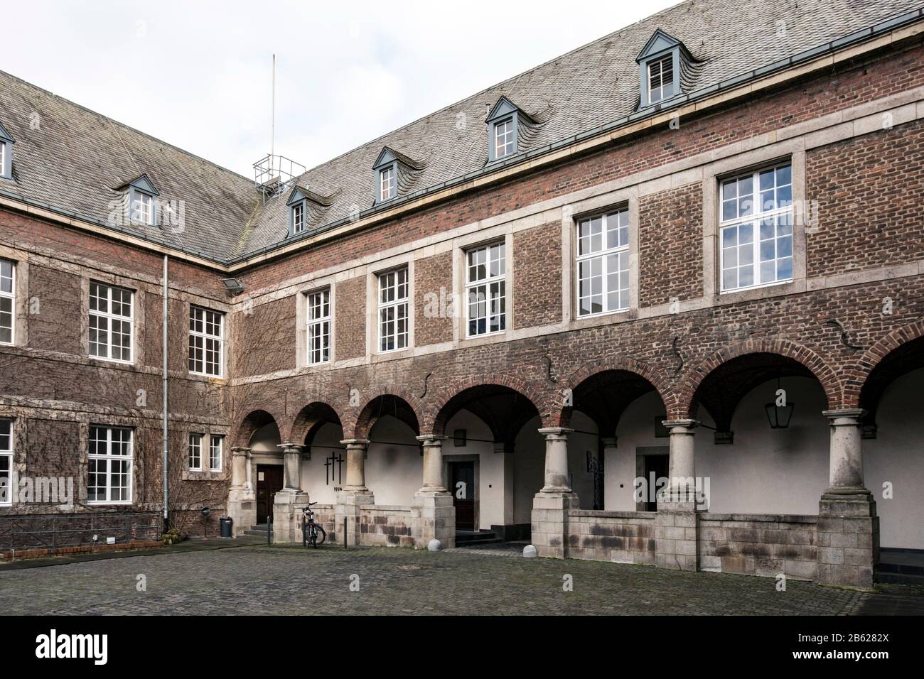 Rathaus Abtei negli edifici del monastero dell'ex abbazia benedettina San Vito Gladbach sull'Abteiberg Foto Stock