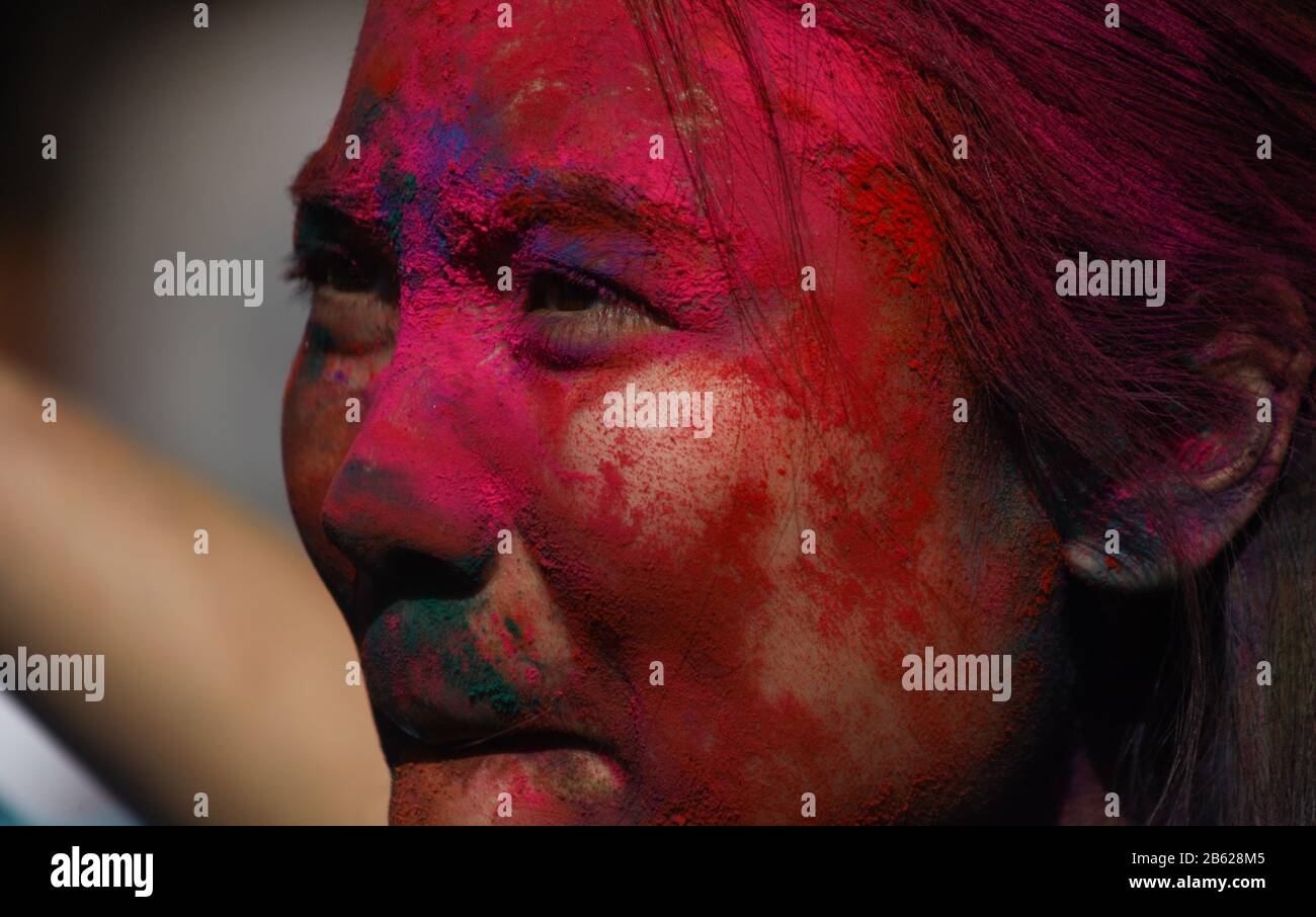 Kathmandu, Nepal. 09th Mar, 2020. Un ritratto di donna con i colori durante la celebrazione del Festival di Holi a Kathmandu, Nepal, lunedì 9 marzo 2020. Holi è un festival di colori. Si celebra per accogliere la primavera e per la vittoria sul male. (Foto Di Subash Shrestha/Pacific Press/Sipa Usa) Credit: Sipa Usa/Alamy Live News Foto Stock