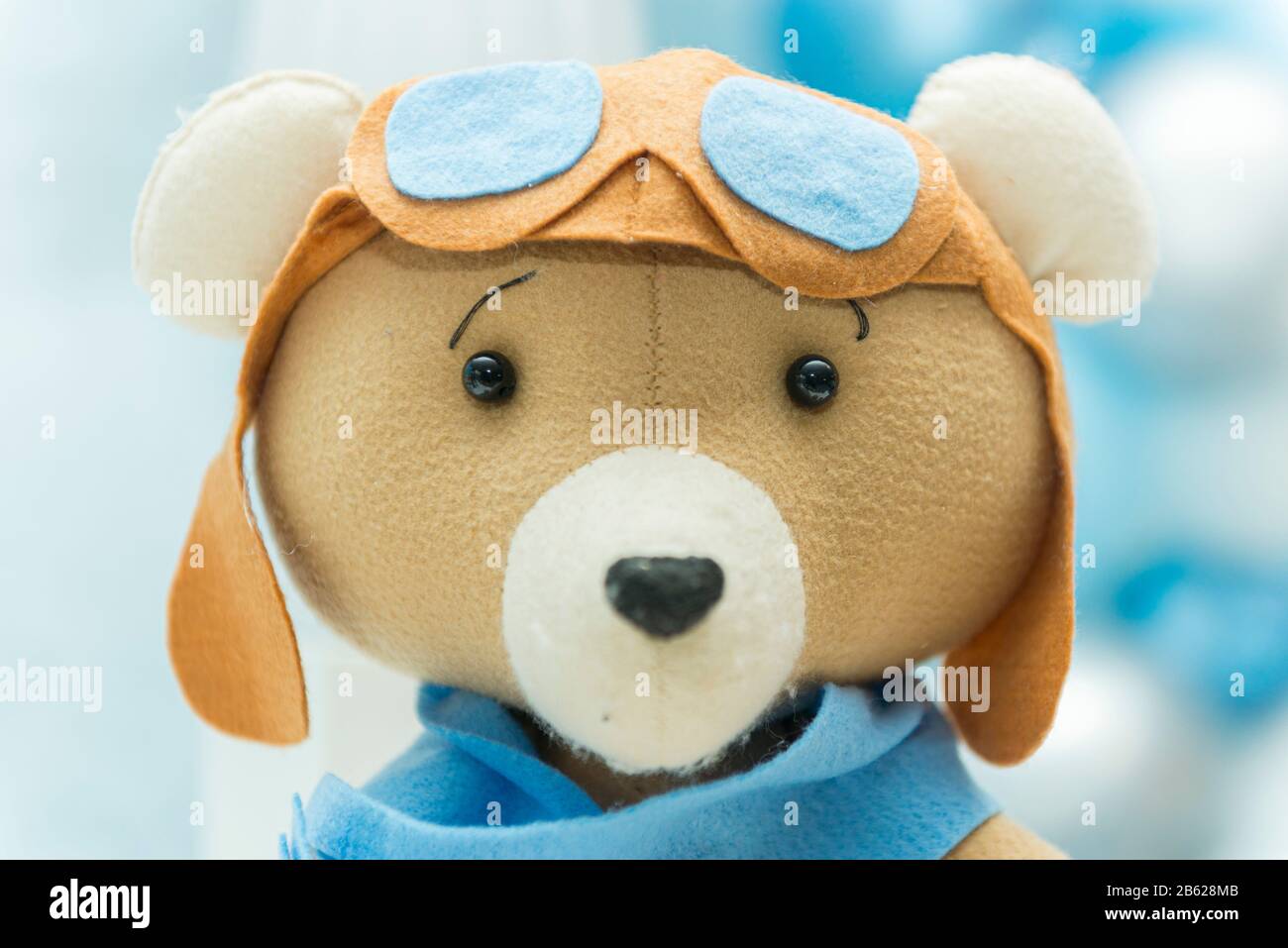Orsacchiotto con cappello e occhiali da aviatore. Bell'orsetto con occhiali e casco da pilota d'aeroplano d'epoca. Messa a fuoco selettiva. Foto Stock