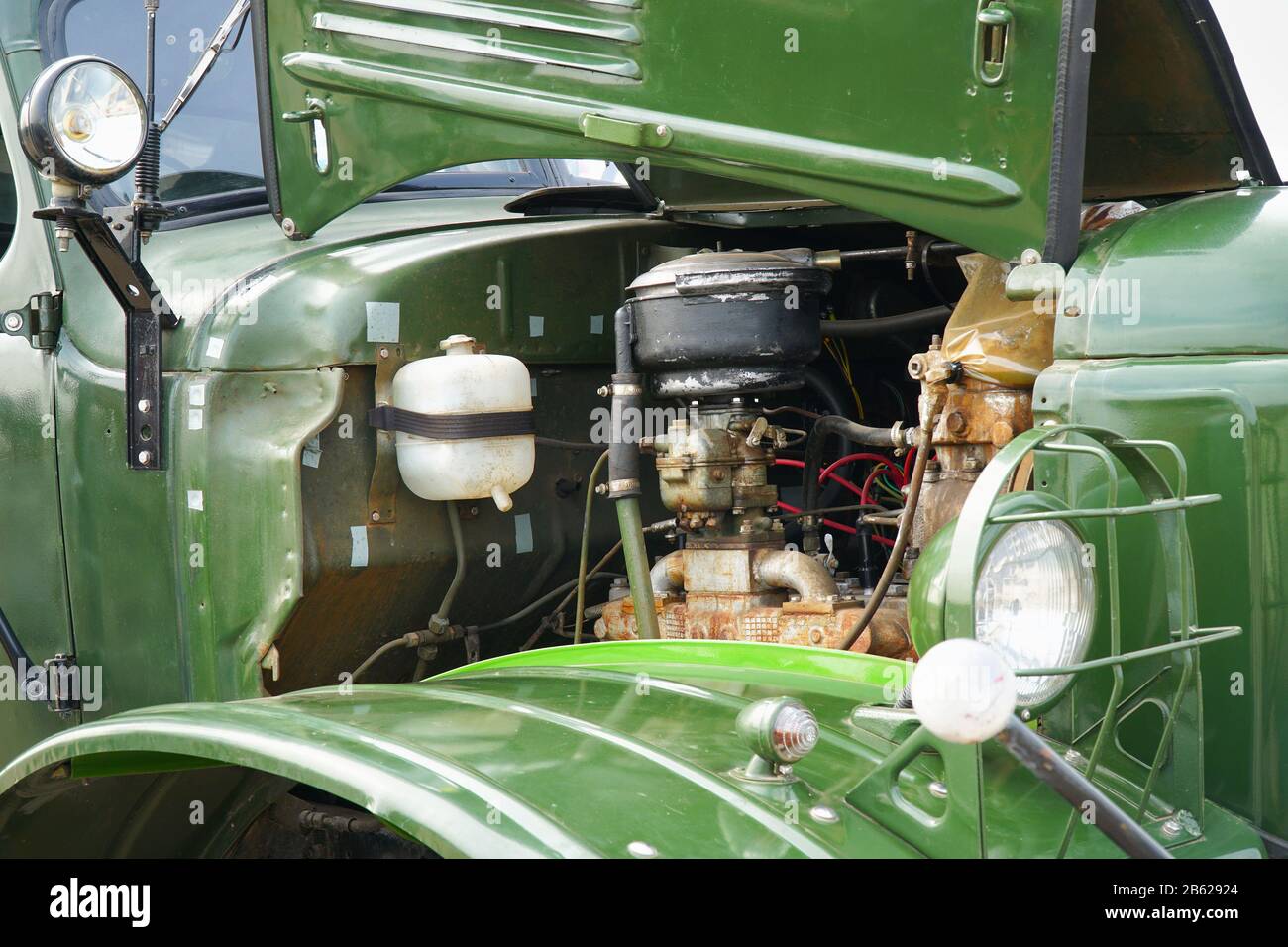 Vista del motore di un vecchio carrello ripristinato attraverso il cofano aperto Foto Stock