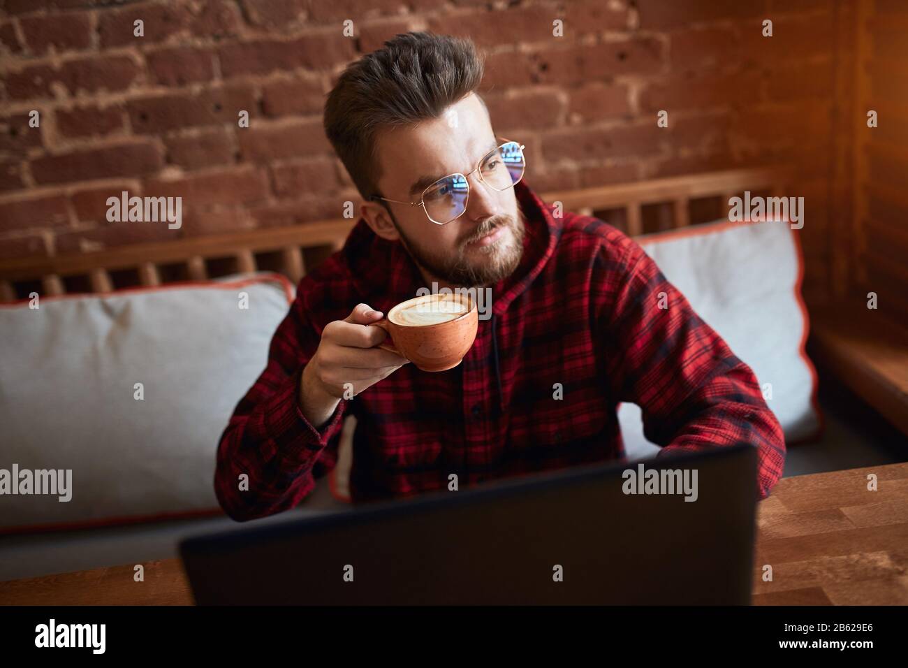 uomo serio che guarda da parte con espressione pensosa e penosa, l'uomo pensa al problema aziendale, risolvendo i problemi. primo piano foto Foto Stock