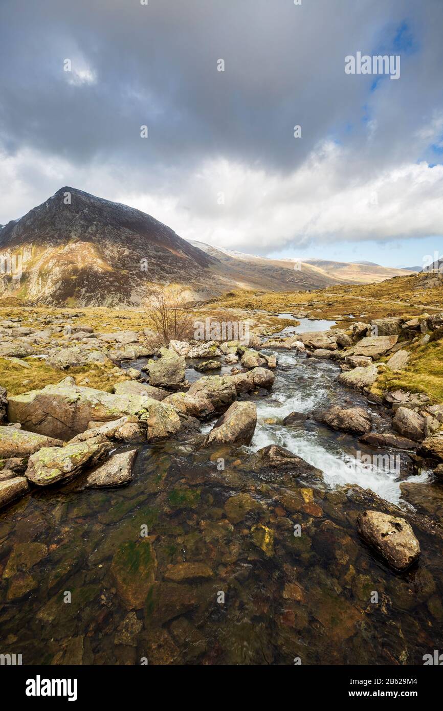 Acqua che scorre attraverso la morena glaciale del Lago Idwal, Snowdonia, Galles Foto Stock