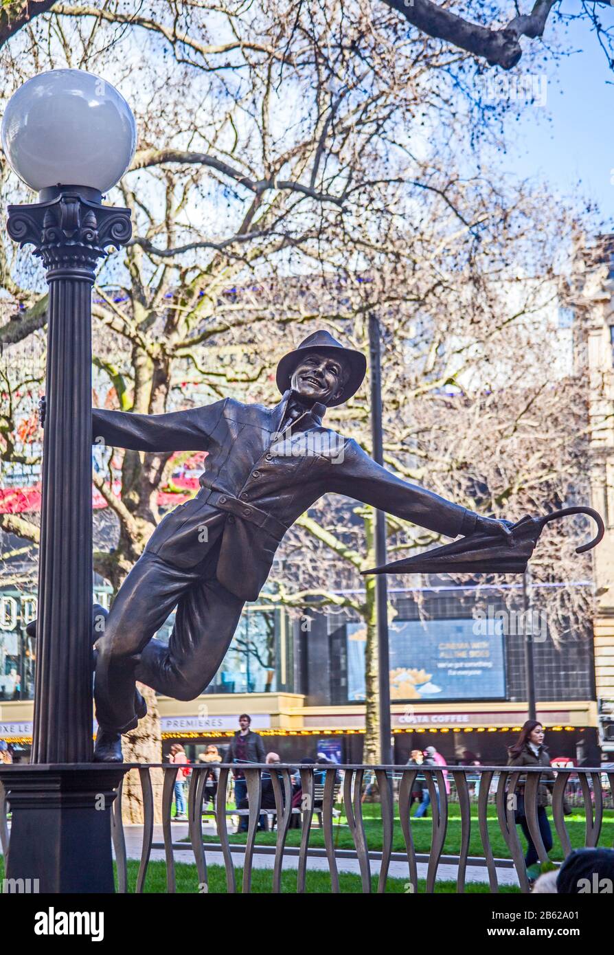 Una statua di gene Kelly in Leicester Square nel marzo 2020 - uno dei tanti che celebra un secolo di cinema - in una scena da 'Singing' in the Rain.' Foto Stock