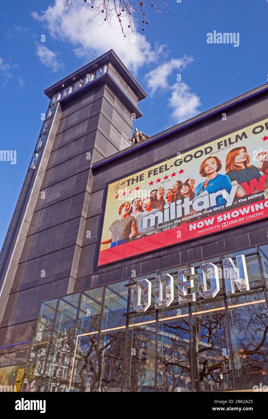 Londra, Westminster. Il cinema Odeon in Leicester Square. La statua di Batman fu collocata sul tetto nel marzo 2020. Foto Stock