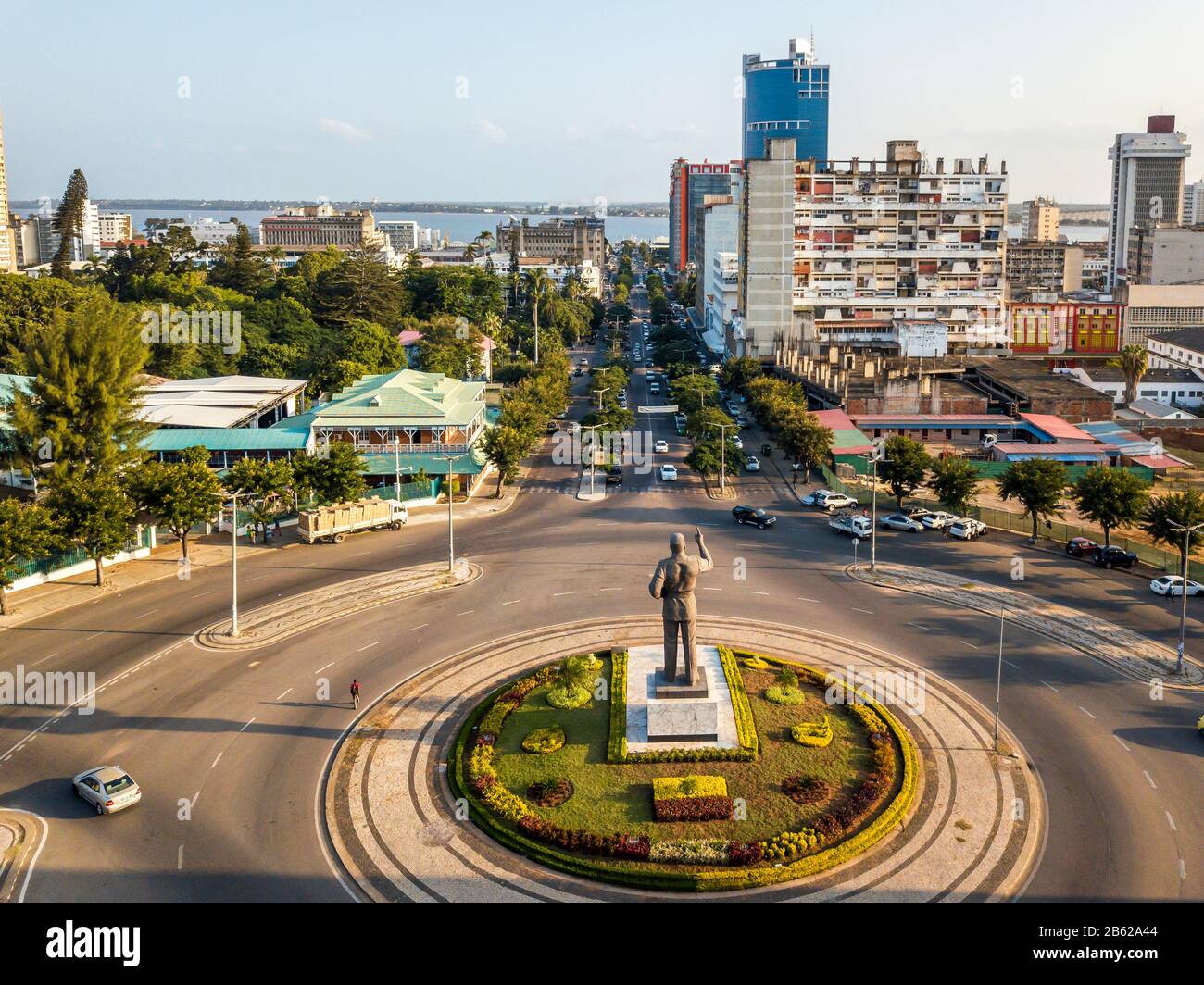 Maputo, Mozambico - 22 maggio 2019: Statua di Samora Machel su Piazza Indipendenza con vista sul centro della città Foto Stock