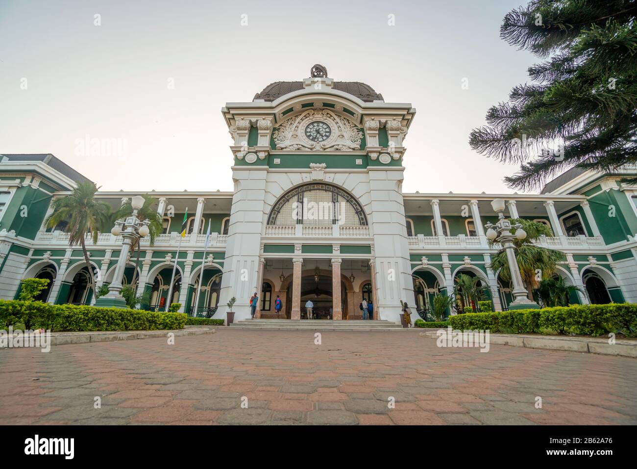 Bella, storica stazione ferroviaria costruita essere portoghese a Maputo, Mozambico Foto Stock