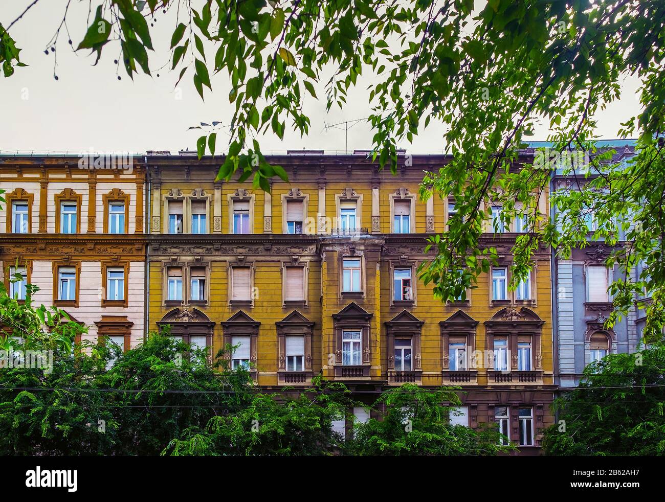 Budapest, Ungheria, ago 2019, vista della parte superiore di edifici colorati Foto Stock