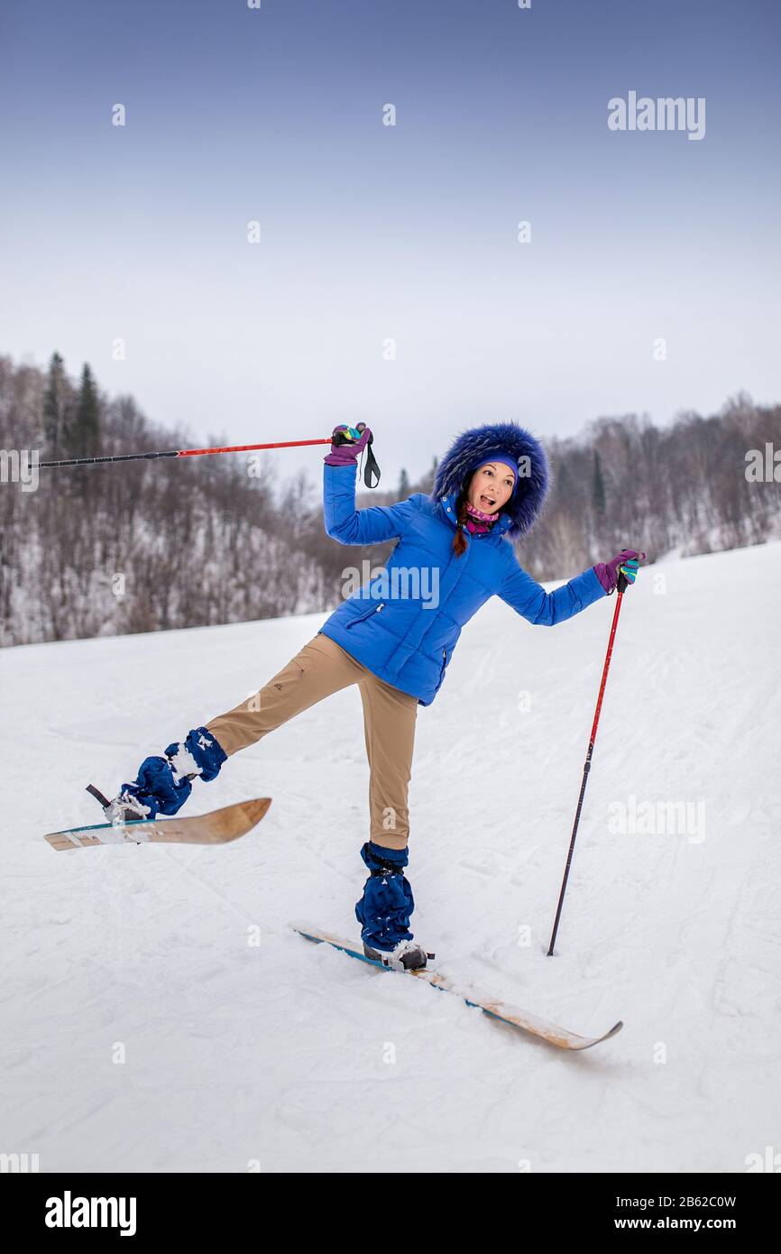 sorridente giovane donna sciatore felice nella foresta d'inverno Foto Stock