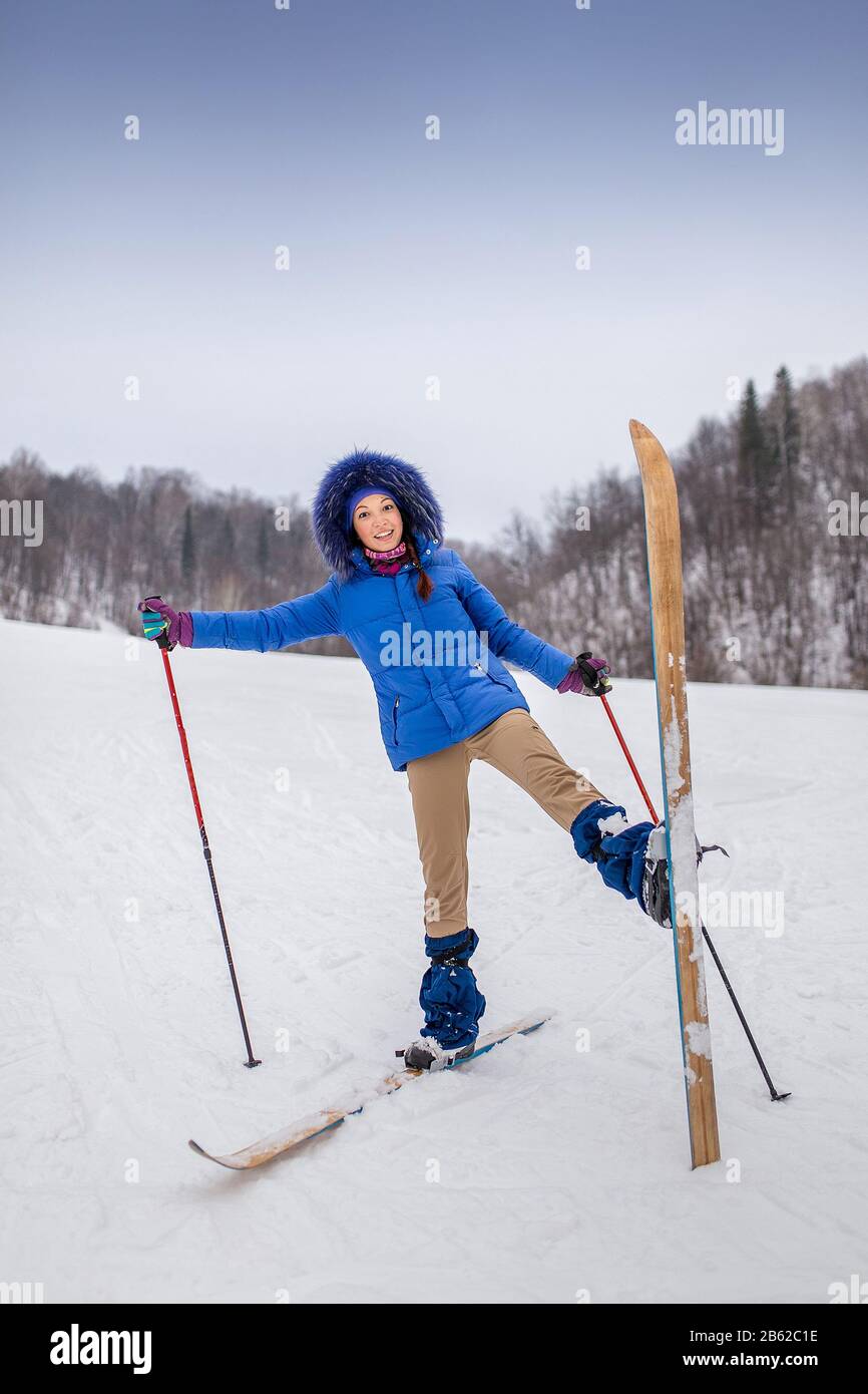 sorridente giovane donna sciatore felice nella foresta d'inverno Foto Stock
